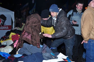 На антимайдані люди стоять за огорожею і не можуть вийти, бо їх не випускають