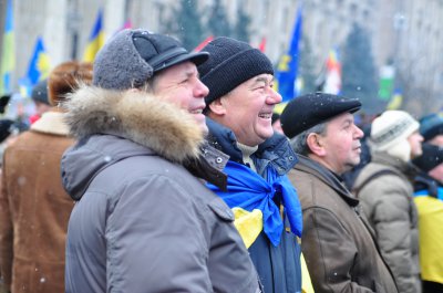 На Майдані безкоштовно годують Євроборщем та одягають у теплий одяг