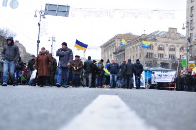 На Майдані безкоштовно годують Євроборщем та одягають у теплий одяг