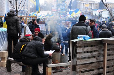 На Майдані безкоштовно годують Євроборщем та одягають у теплий одяг