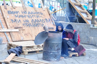 На Майдані безкоштовно годують Євроборщем та одягають у теплий одяг