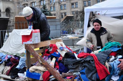 На Майдані безкоштовно годують Євроборщем та одягають у теплий одяг