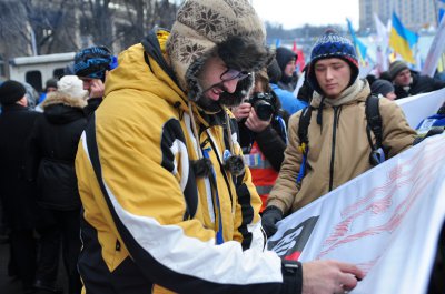 На Майдані безкоштовно годують Євроборщем та одягають у теплий одяг