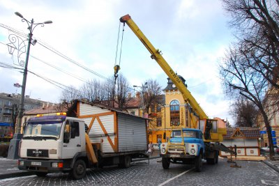 У Чернівцях почали облаштовувати Різдвяне містечко