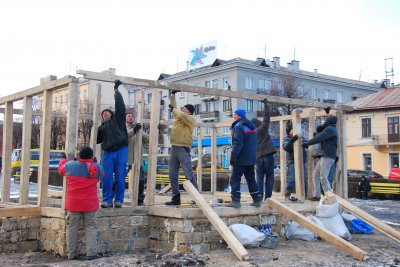 У Чернівцях почали облаштовувати Різдвяне містечко