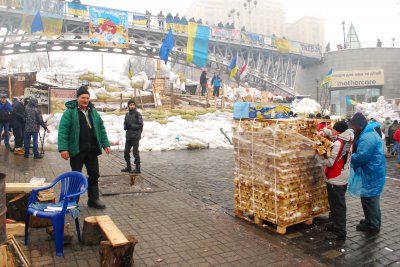 Барикади Майдану укріплюють дошками та колючим дротом