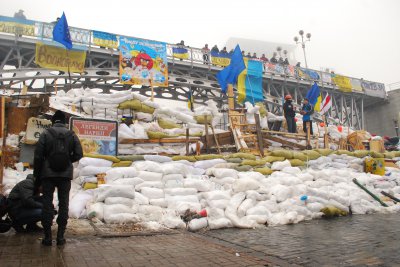Барикади Майдану укріплюють дошками та колючим дротом