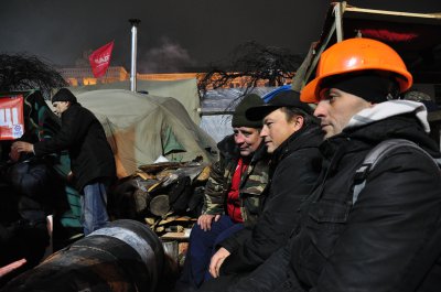 Буковинці на Майдані дискутують біля "Буковинського паротяга"