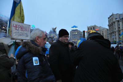 Буковинці на Майдані дискутують біля "Буковинського паротяга"