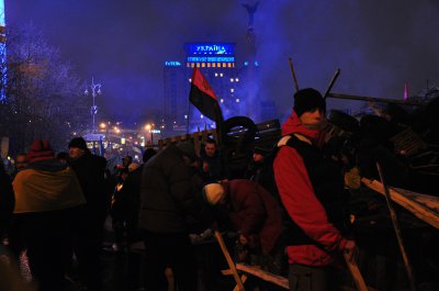 Вночі на Майдані встановили металеві "їжаки"