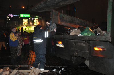 Вночі на Майдані встановили металеві "їжаки"