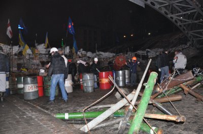 Вночі на Майдані встановили металеві "їжаки"