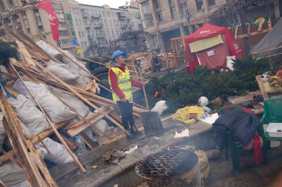 На Євромайдан прибувають тисячі людей