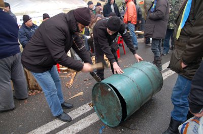 На Євромайдан прибувають тисячі людей