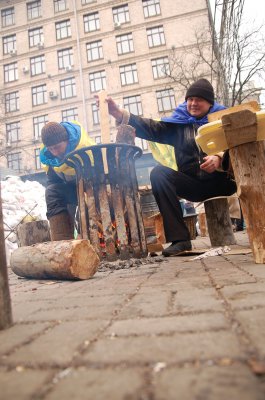 На Євромайдан прибувають тисячі людей