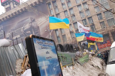 На Євромайдан прибувають тисячі людей