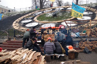 На Євромайдан прибувають тисячі людей