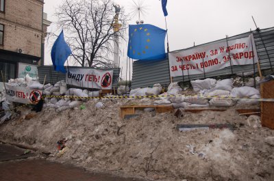 На Євромайдан прибувають тисячі людей