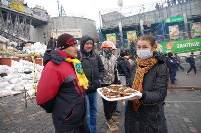 На Євромайдан прибувають тисячі людей