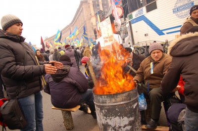 На Євромайдан прибувають тисячі людей