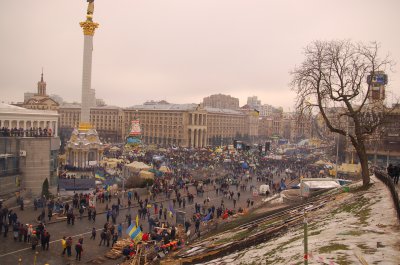 На Євромайдан прибувають тисячі людей