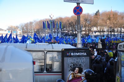 Мітингарі ПР танцюють під пісні Валевської в кільці міліції