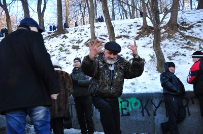 Мітингарі ПР танцюють під пісні Валевської в кільці міліції