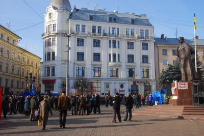 Буковинські "УДАР" і "Свобода" не припиняють мобілізацію на Київ