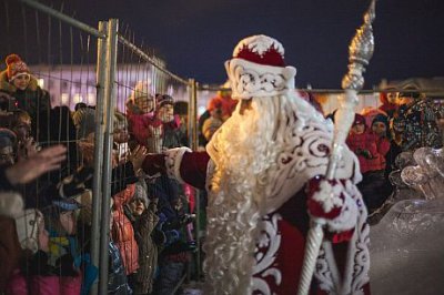 У Самарі Діда Мороза захищали від дітей огорожею