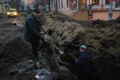 Ями на вулиці Хмельницького заривають