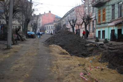 Ями на вулиці Хмельницького заривають