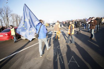 Протестувальники обмалювали паркан Азарова написами "Бімбу геть!"