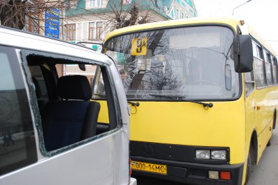 У Чернівцях маршрутка зіткнулася з бусом