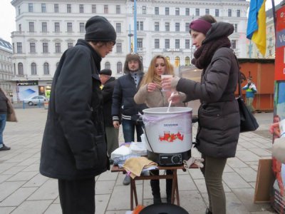 Буковинці нагодували Відень борщем на підтримку Євромайдану