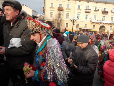 В очікуванні Маланки чернівчани уже оточили площу Філармонії