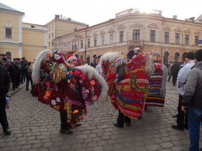 В очікуванні Маланки чернівчани уже оточили площу Філармонії