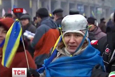 Майдан переповнений людьми, одягнутими у каструлі та новорічні маски