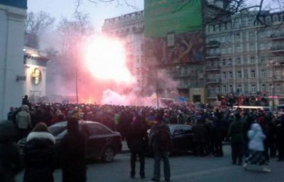 Міліція на Грушевського застосовує світло-шумові гранати та пускає газ