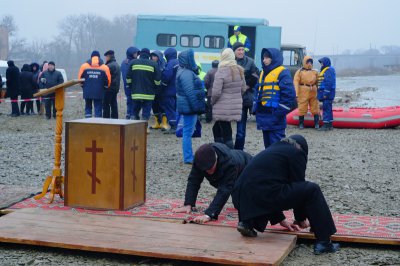 Десятки чернівчан на Йордана пірнули у крижану річку, щоби оздоровитись