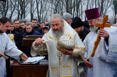 Десятки чернівчан на Йордана пірнули у крижану річку, щоби оздоровитись