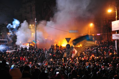 Ніч гніву: урядовий квартал штурмували самооборонці, бабусі і жінки