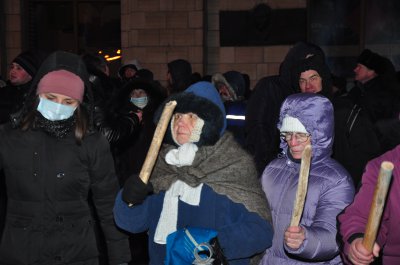 Сутички в центрі Києва тривають: протестувальники змайстрували катапульту