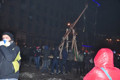Сутички в центрі Києва тривають: протестувальники змайстрували катапульту
