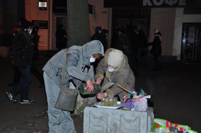 Сутички в центрі Києва тривають: протестувальники змайстрували катапульту