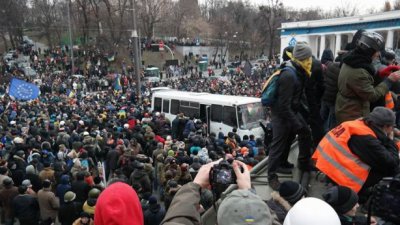 Перша жертва сутичок на Грушевського померла в лікарні