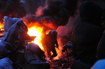 На Грушевського загасили палаючу будівлю з людьми всередині