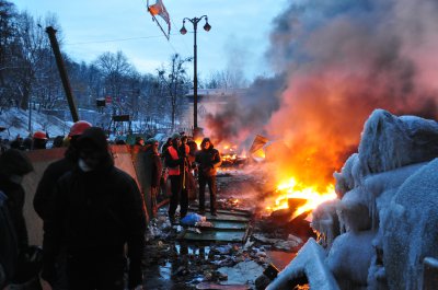 На Грушевського загасили палаючу будівлю з людьми всередині