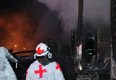 На Грушевського загасили палаючу будівлю з людьми всередині