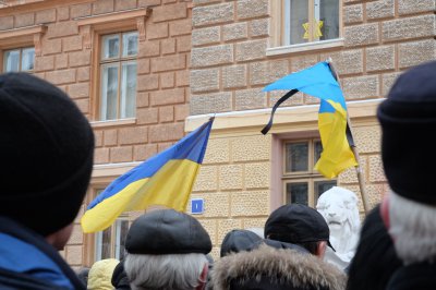 Чернівчани запалили свічки перед "будинком з левами"