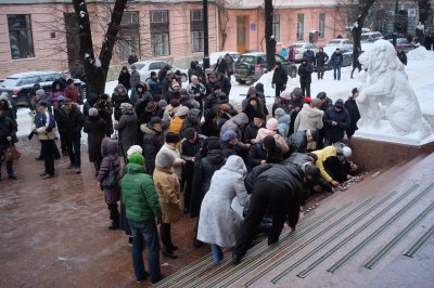 Чернівчани запалили свічки перед "будинком з левами"